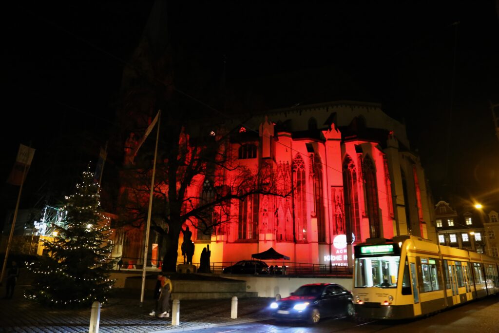 Der Augsburger Dom am Red Wednesday 2022
