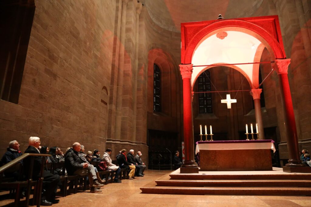 Der Dom zu Mainz während des Red Wednesday 2022