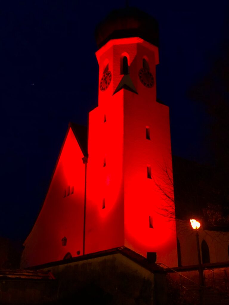 Die Kirche "Herz Jesu" in Bischofswiesen am Red Wednesday 2022