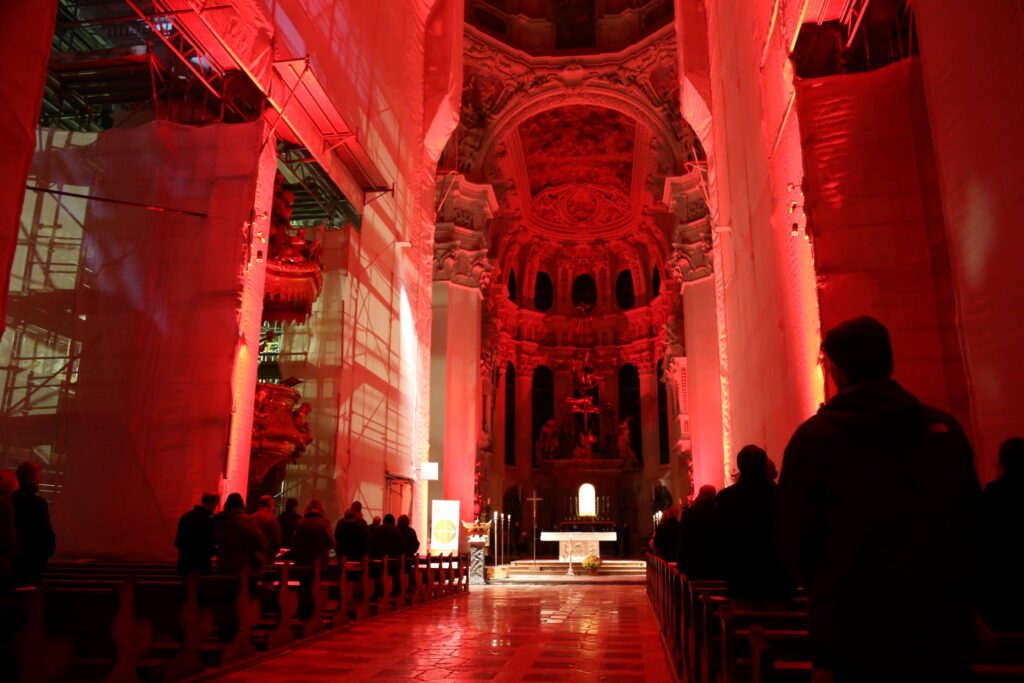 Der Passauer Dom am Red Wednesday 2022