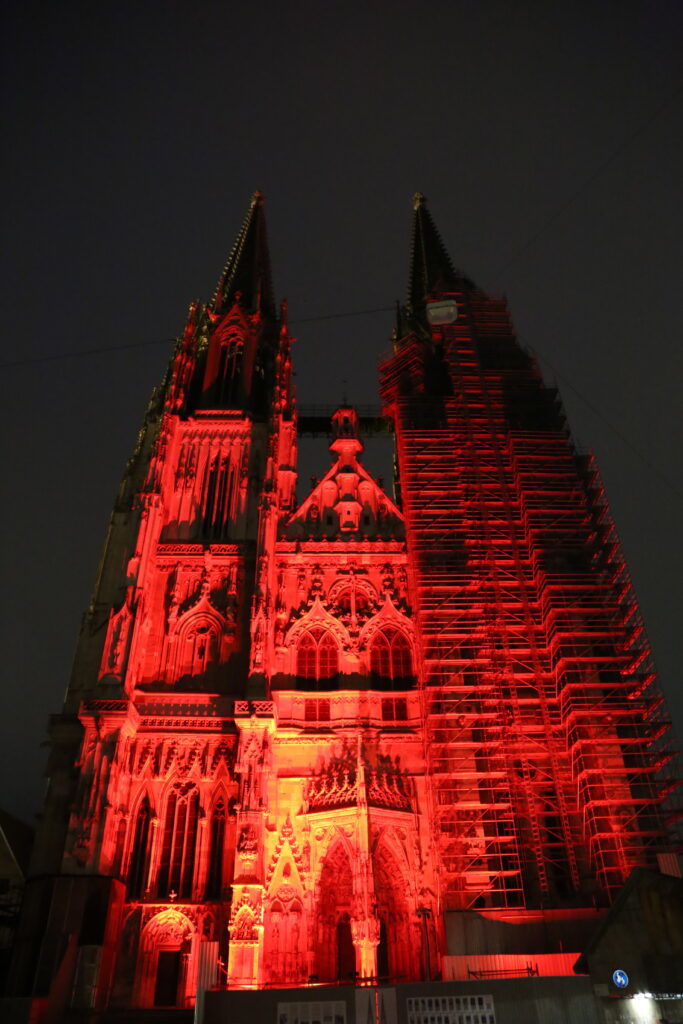 Der Dom St. Peter in Regensburg am Red Wednesday 2023