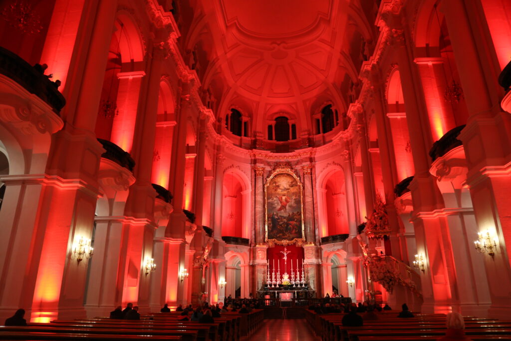 Die Kathedrale Ss. Trinitatis in Dresden am Red Wednesday 2023