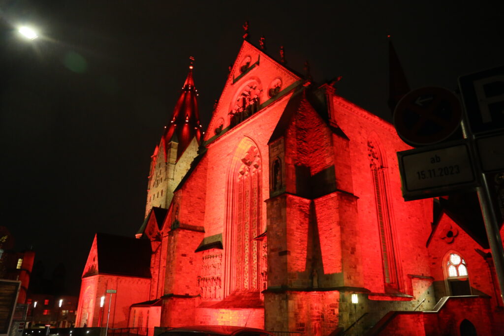 Der Hohe Dom zu Paderborn am Red Wednesday 2023
